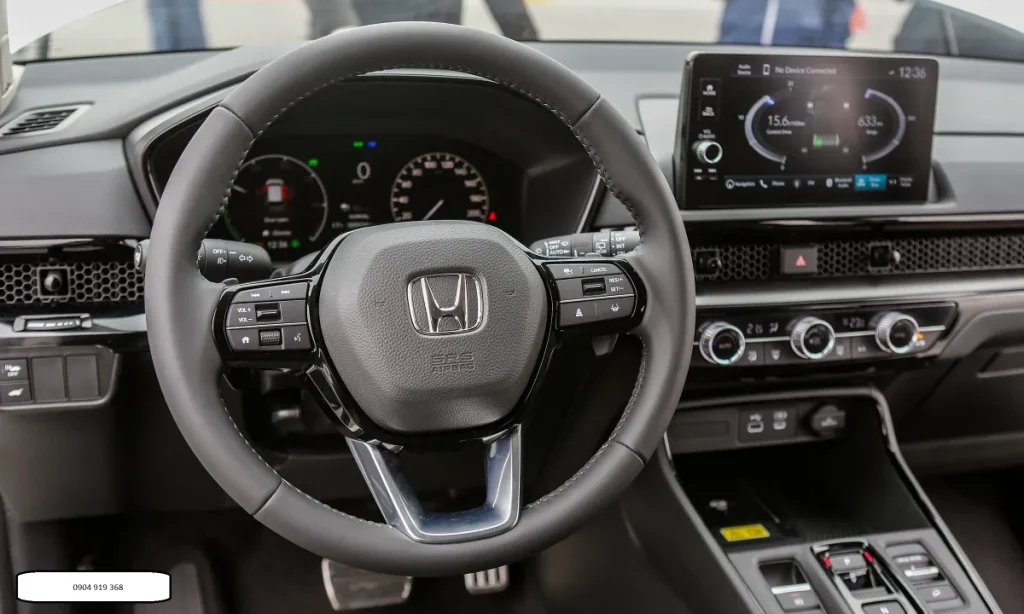 Bảng điều khiển trung tâm được thiết kế theo phương ngang, hạn chế điểm mù, giúp người lái dễ chịu, tăng khả năng quan sát