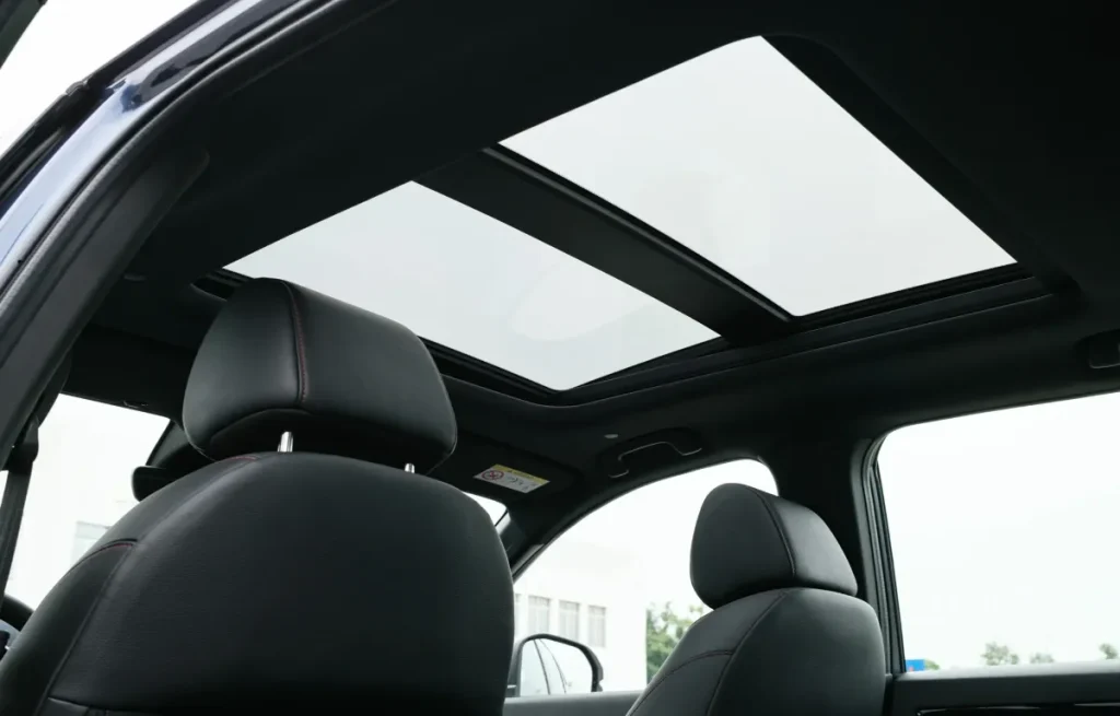 Cửa sổ trời toàn cảnh Panorama, giúp tối không gian xe được thoáng đãng.