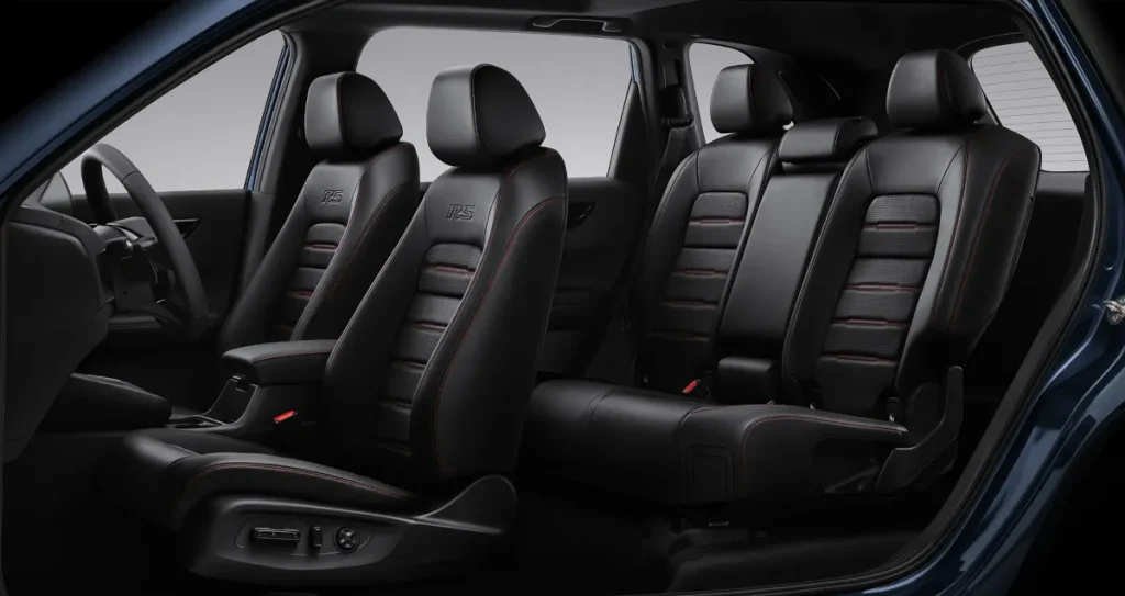 Ghế ngồi: Ghế da cao cấp với đường chỉ đỏ thể thao, logo RS thêu nổi bật trên hàng ghế trước. Ghế lái chỉnh điện 8 hướng + nhớ 2 vị trí.