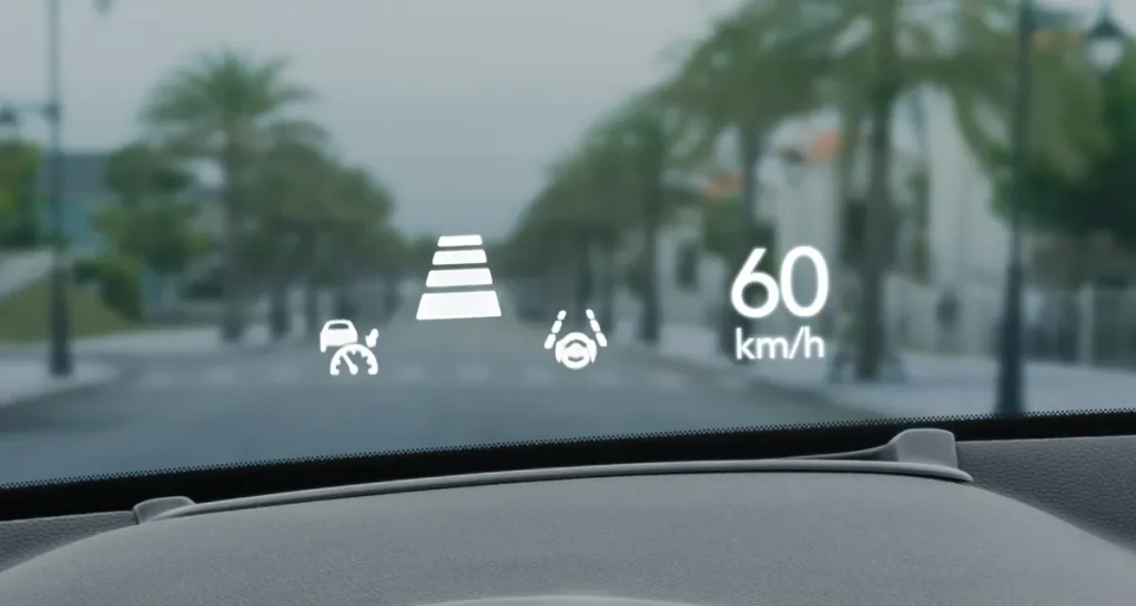 Màn hình kính lái HUD hiển thị tốc độ và thông tin sắc nét.