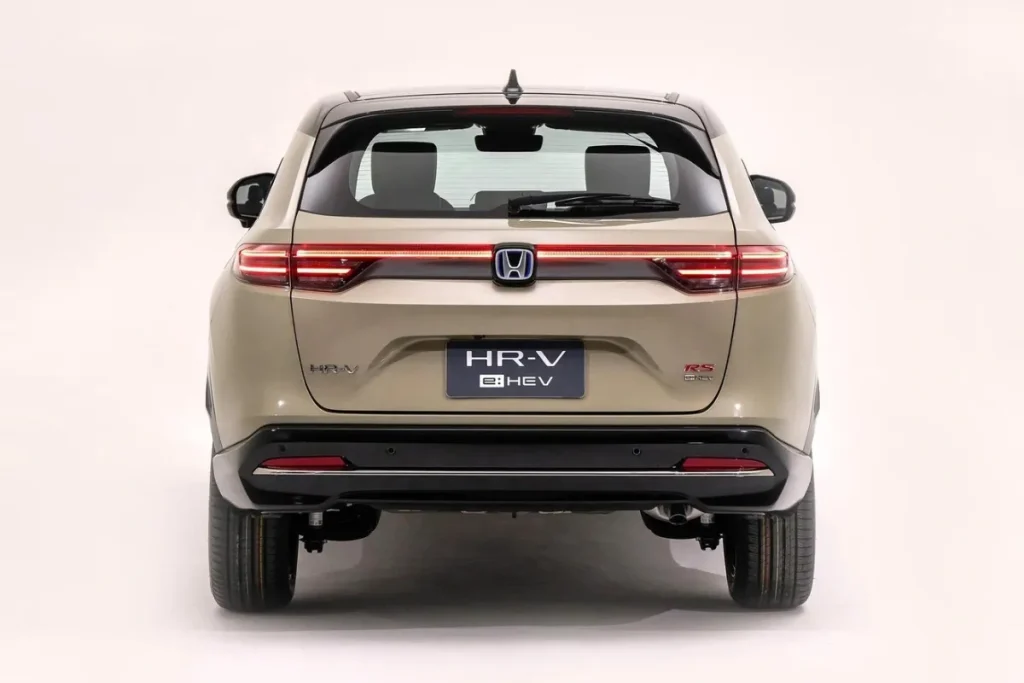 Phần đuôi xe Honda HR-V 2025, tất cả đều giữ thiết kế cụm đèn LED liền mạch, riêng RS có thêm cảm biến lùi & cản sau thể thao hơn.